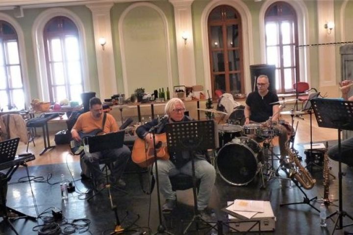 Ördögölő Józsiás: itt a zenekar!