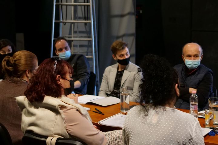 Krimi egy lányról két felvonásban