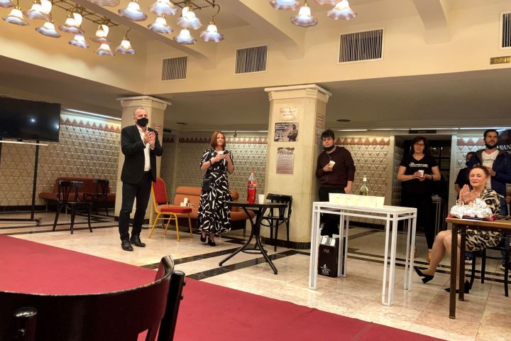 Hagymácska ősbemutató a Veszprémi Petőfi Színház előtt