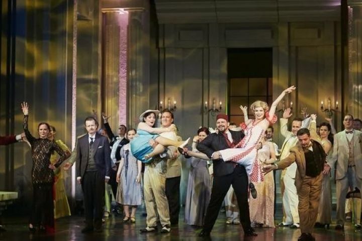 Tarolt a Savoy stábja