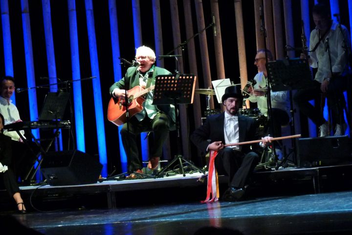 Fergeteges Tücsöklakodalom