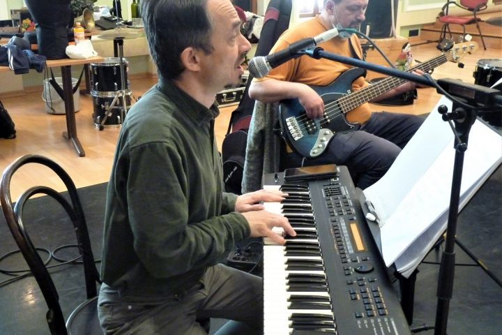 Ördögölő Józsiás: itt a zenekar!