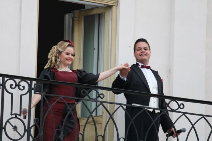 Zenés felvonulással és nagyszabású műsorokkal vette kezdetét a IV. Veszprémi Rátonyi Róbert Operettfesztivál