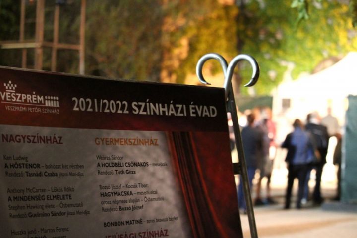 Lélekemelő, fergeteges Bérletek Éjszakája a Veszprémi Petőfi Színház előtti téren!