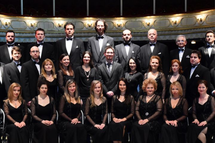 Rossini Kis ünnepi miséjével invitálja közös imádságra a közönséget a Csokonai Színház Énekkara