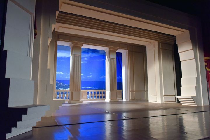 egri Gárdonyi Géza Színház a napokban a Facebookon hozta nyilvánosságra a darab díszleteit