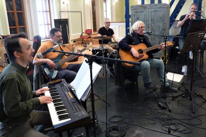 Ördögölő Józsiás: itt a zenekar!