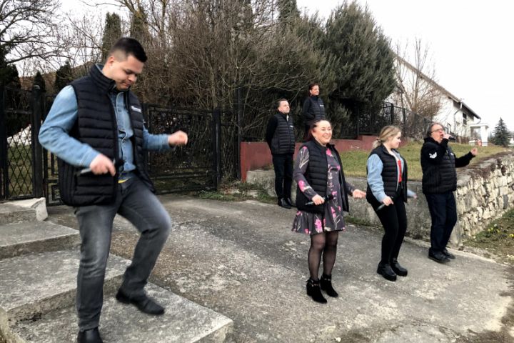 160 alkalom, 35 település, több ezer hálás néző a Pandémiában! Egy éve indult útjára „Maradj otthon, majd mi megyünk!” programunk