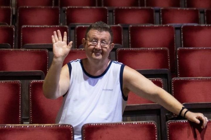 Letette a fésűt a főhajszobrász, aki ötven év alatt egyszer sem vágott hajat – Bodnár György 50 év után köszönt el a Szegedi Nemzeti Színháztól 