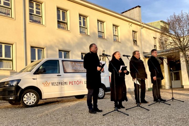 160 alkalom, 35 település, több ezer hálás néző a Pandémiában! Egy éve indult útjára „Maradj otthon, majd mi megyünk!” programunk