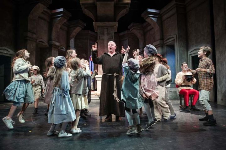 Mi vár a Hevesi Sándor Színház Legyetek jók, ha tudok című előadásán?