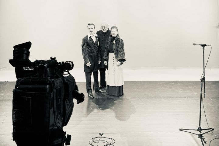 „Mindenünk e zászló”