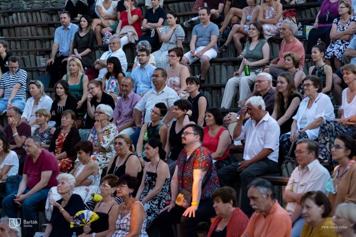 A nyári fesztiválmeghívások sorát a Szentendrei Skanzenben kezdte a Bartók Kamaraszínház