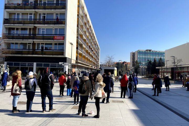 Veszprémi Karnevál a belvárosban: „Maradj otthon, majd mi megyünk!” program a VIP pavilon előtt