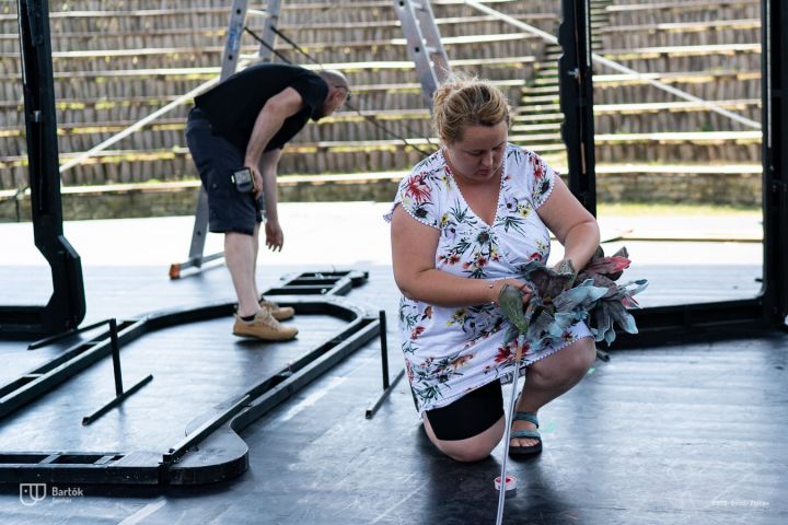 A nyári fesztiválmeghívások sorát a Szentendrei Skanzenben kezdte a Bartók Kamaraszínház