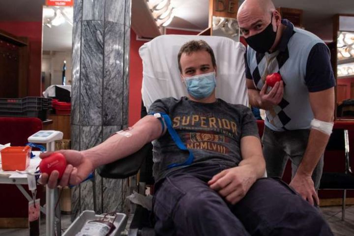 Harmincan nyújtották karjukat a színházban, hogy betegeken segítsenek