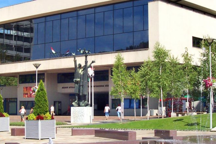 Színház: zárt térben ősszel folytatódik