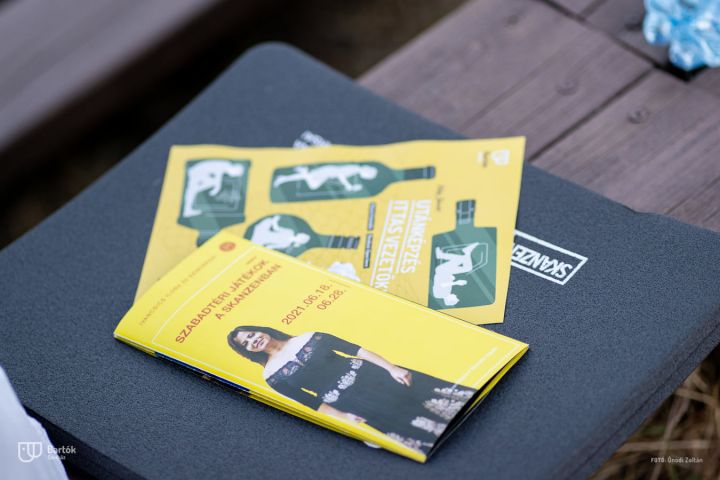 A nyári fesztiválmeghívások sorát a Szentendrei Skanzenben kezdte a Bartók Kamaraszínház