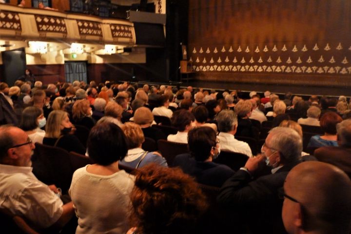 A várakozás izgatott percei a nézőtéren - Hét óra hét perckor felgördült a függöny