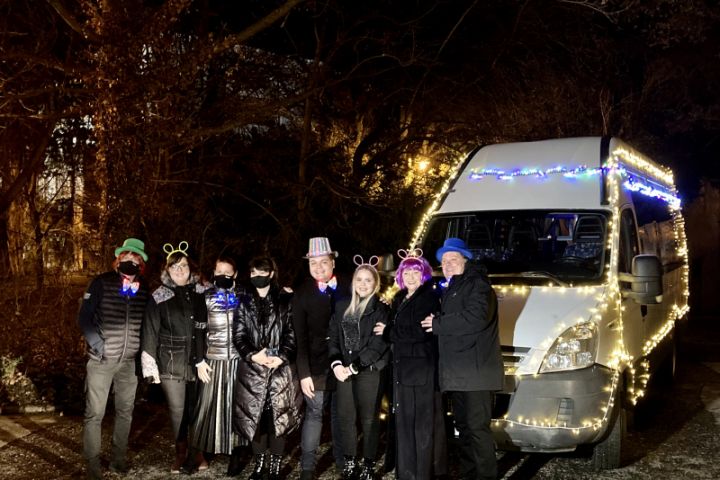 160 alkalom, 35 település, több ezer hálás néző a Pandémiában! Egy éve indult útjára „Maradj otthon, majd mi megyünk!” programunk