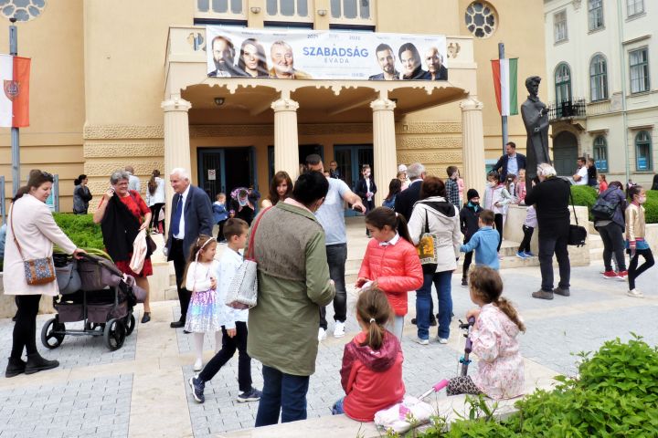 Fergeteges Tücsöklakodalom