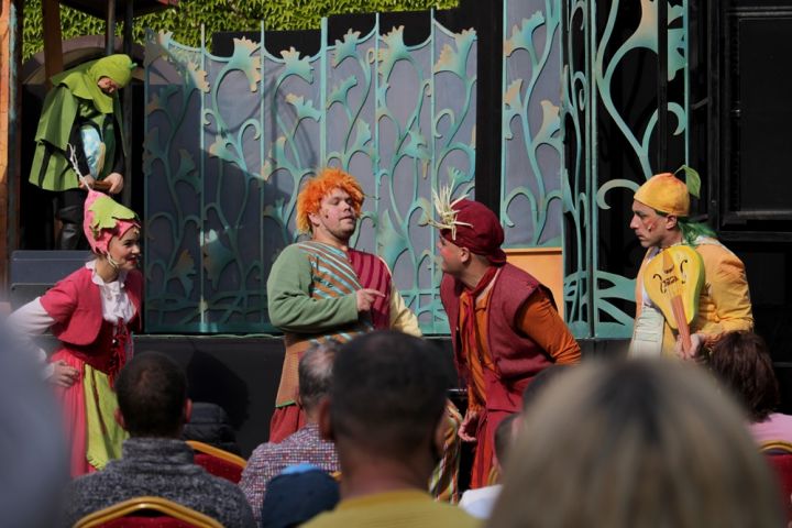 Hagymácska ősbemutató a Veszprémi Petőfi Színház előtt