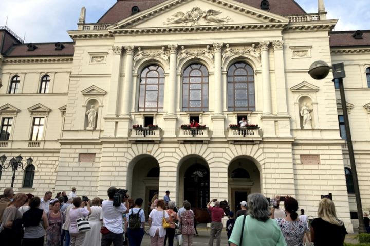 Zenés felvonulással és nagyszabású műsorokkal vette kezdetét a IV. Veszprémi Rátonyi Róbert Operettfesztivál