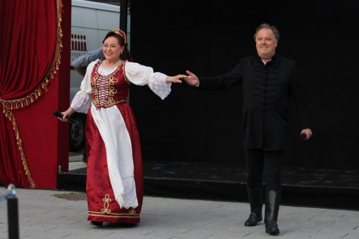 Zenés felvonulással és nagyszabású műsorokkal vette kezdetét a IV. Veszprémi Rátonyi Róbert Operettfesztivál