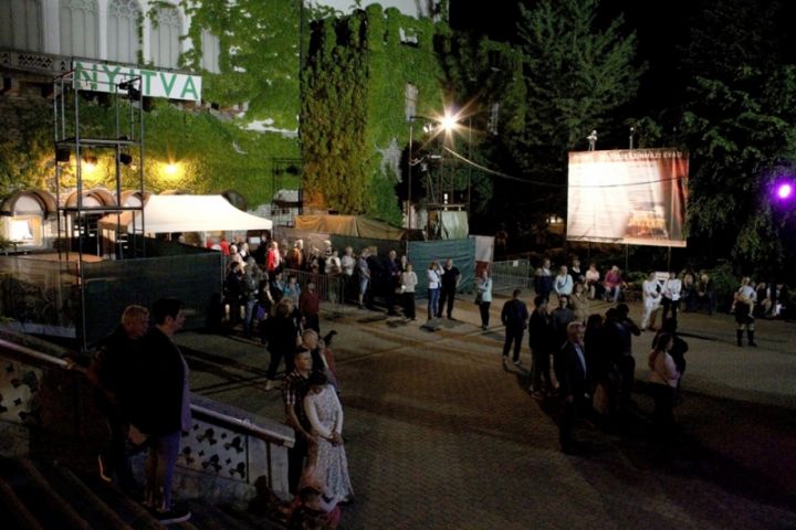 Lélekemelő, fergeteges Bérletek Éjszakája a Veszprémi Petőfi Színház előtti téren!