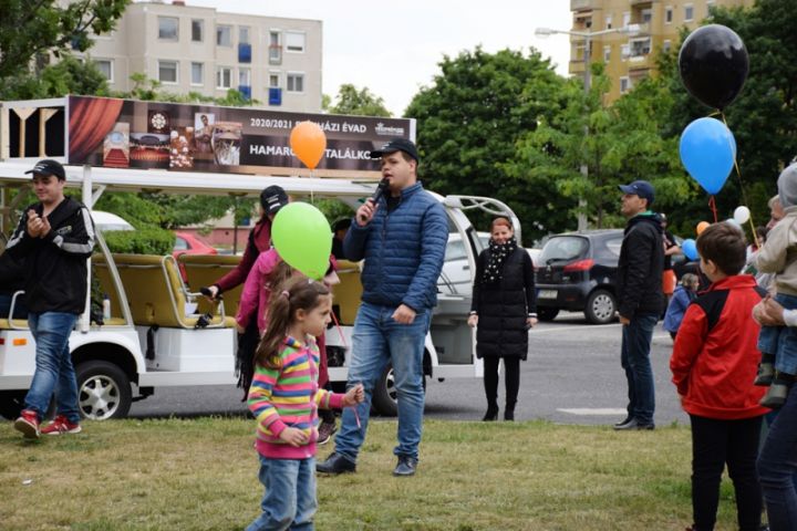 160 alkalom, 35 település, több ezer hálás néző a Pandémiában! Egy éve indult útjára „Maradj otthon, majd mi megyünk!” programunk