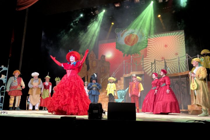 „Ő egy igazi póré kópé” – Hagymácska mesemusical a Veszprémi Petőfi Színházban