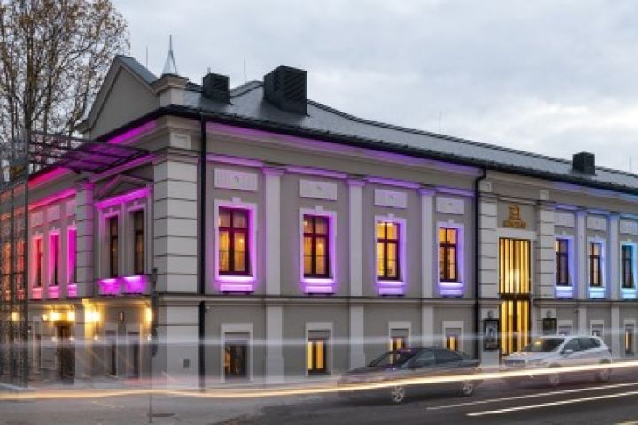 Nyári színházi és zenei élményekkel vár a Szindbád Szabadtéri Pódiumszínpad Nyíregyházán a Móricz Zsigmond Színház szervezésében!