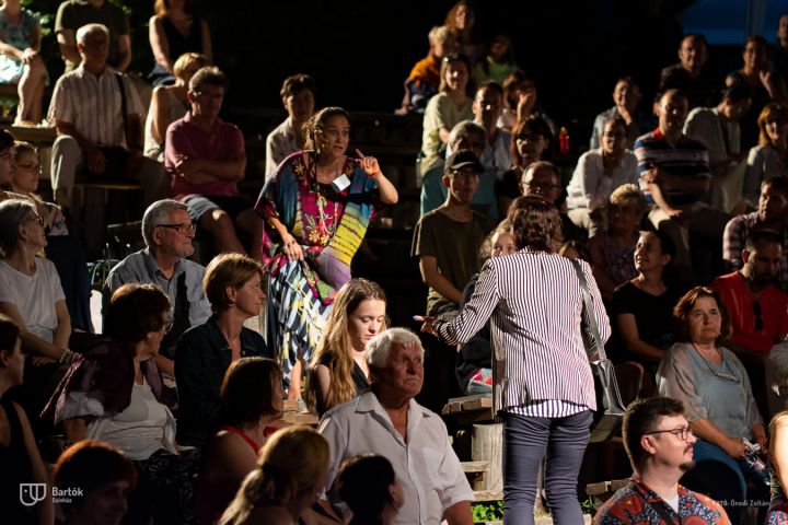A nyári fesztiválmeghívások sorát a Szentendrei Skanzenben kezdte a Bartók Kamaraszínház