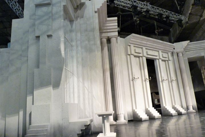 Székely László díszletei monumentálisan és fantasztikusan hatnak a barlangszínházban