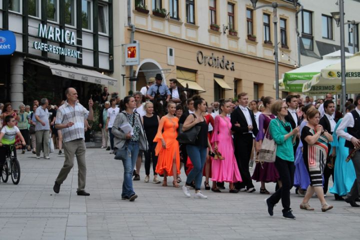 Zenés felvonulással és nagyszabású műsorokkal vette kezdetét a IV. Veszprémi Rátonyi Róbert Operettfesztivál