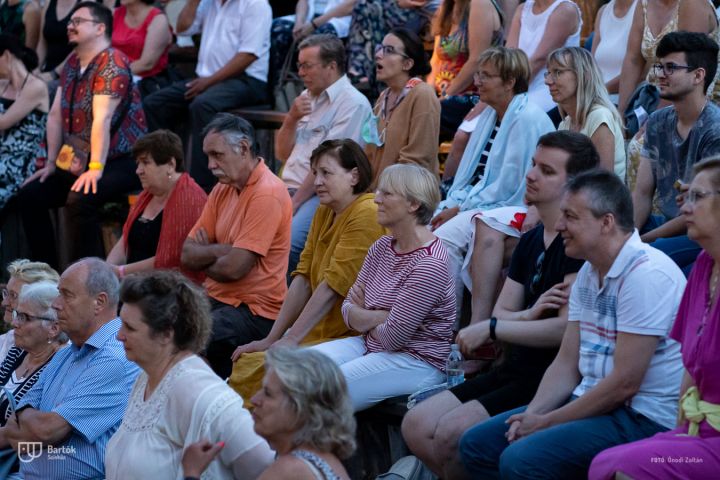 A nyári fesztiválmeghívások sorát a Szentendrei Skanzenben kezdte a Bartók Kamaraszínház