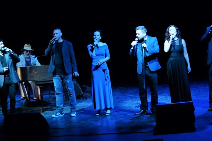 Próbakép: A padlás dalait gyakorolják színészeink Presser Gáborral