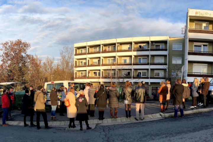 „Jót tenni jó Veszprémben!”: Átadtuk karácsonyi ajándékunkat a Völgyikút Idősek Otthona lakóinak