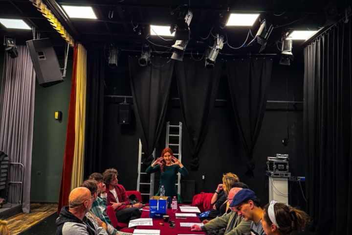 Csikótojás növekszik a Zenthe színházban