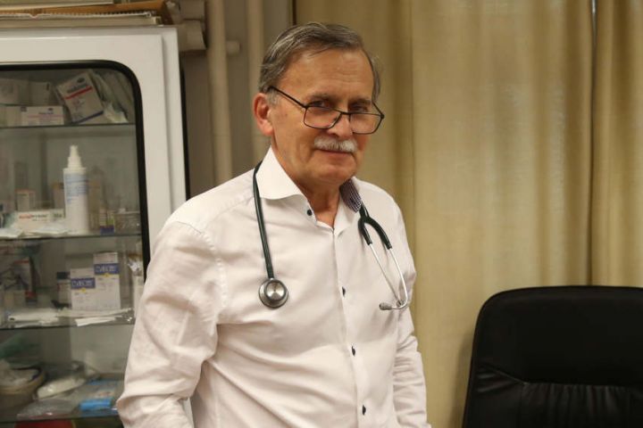 A színház orvosa mindenkit oltásra buzdít