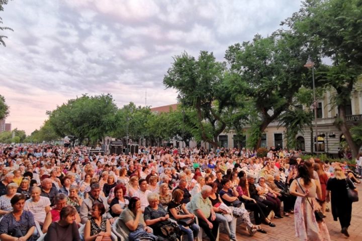 Teltház Békéscsaba főterén