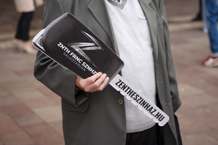 Átadták a „Vidd magaddal" reklámkampány fődíját a Zenthe Ferenc Színházban!