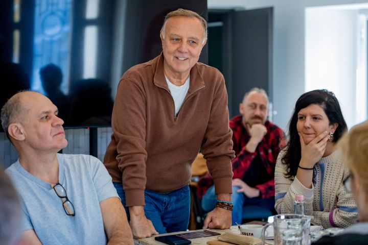 Tükörlabirintus, abszurd humor és nyelvi leleményesség - Kleist egyedülálló világa elevenedik meg a kecskeméti teátrum színpadán 