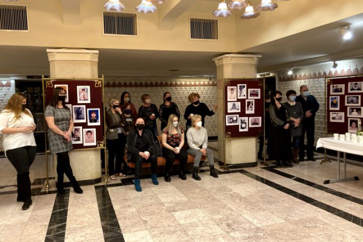 „Ilyenek voltunk...” különleges kiállítás A tanítónő zártkapus főpróbája előtt