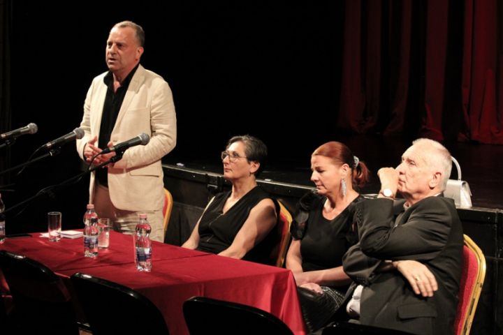 Egy pillanatra sem álltunk meg – több száz élő előadás, különleges programok a pandémia alatt is a Veszprémi Petőfi Színháztól